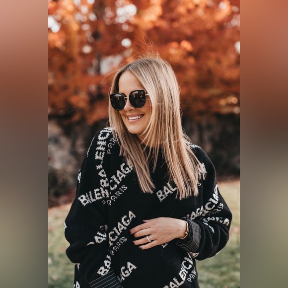 Balenciaga Oversized Sweater - Picture 3 of 17